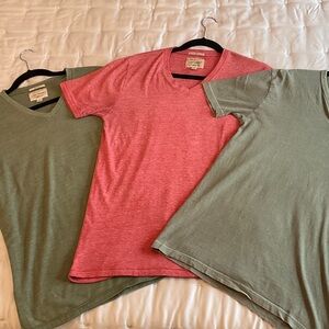 Lucky Brand 2 V-Neck Tees & 1 Henley Bundle - Coral & Olive Men’s Size S